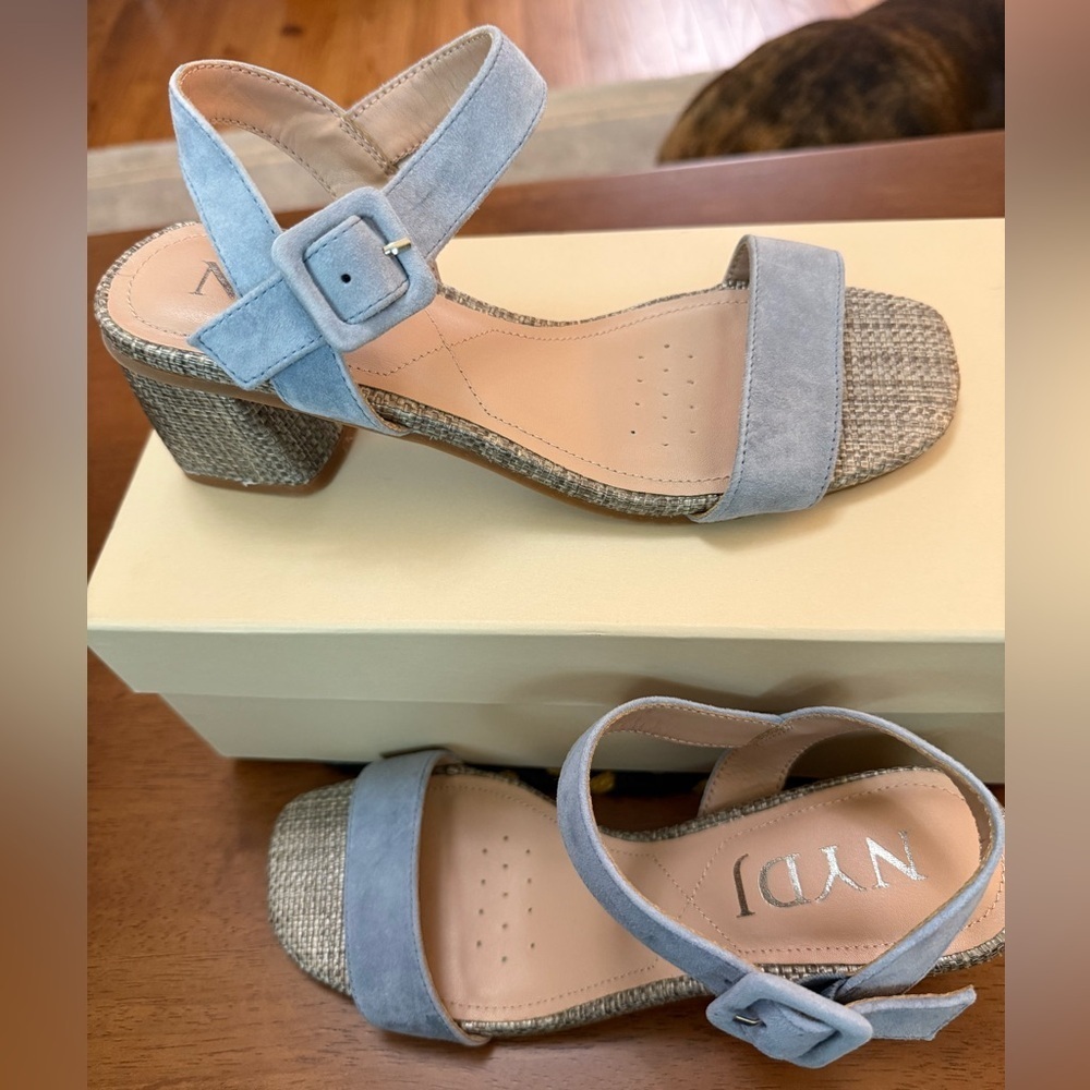 Nydj suede Women's Blue Sandals sz 7 NEW $130 retail - Picture 3 of 6